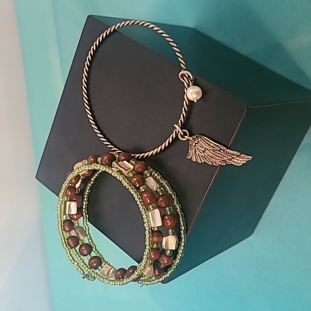 2 Bracelets